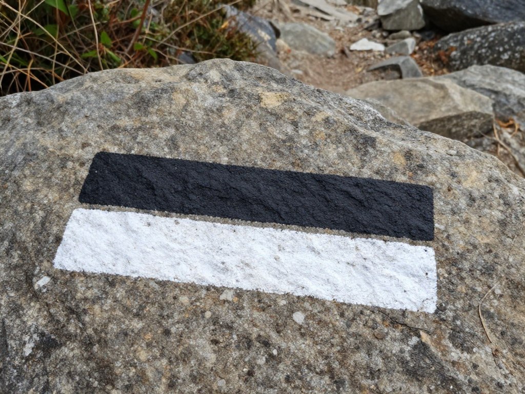 Czarny szlak turystyczny - oznaczenie na kamieniu Czarny szlak turystyczny - oznaczenie na kamieniu