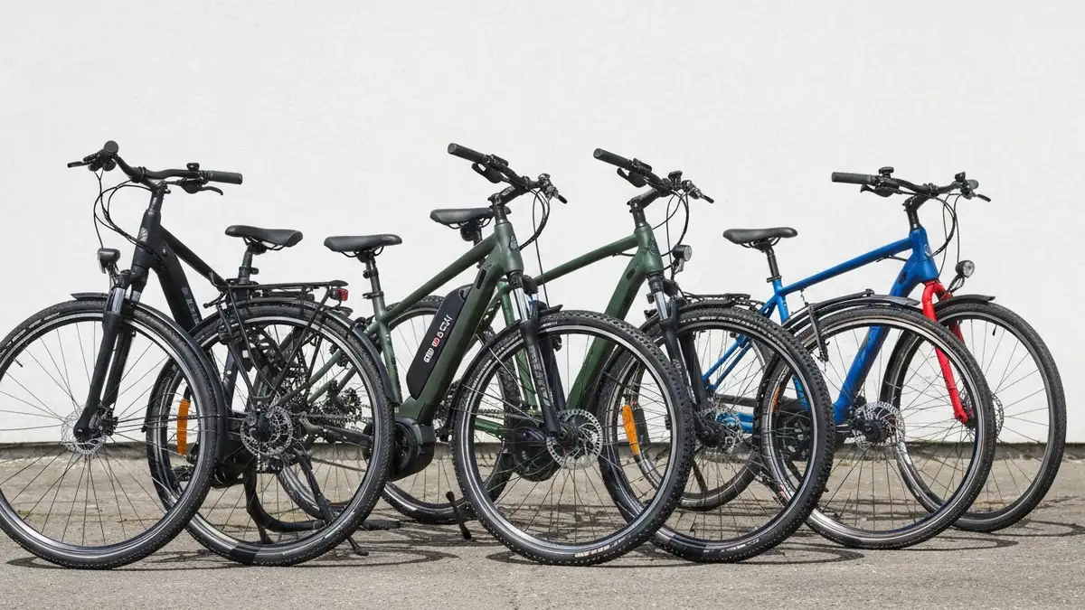 Cztery modele e-bikeów do 8000 złotych z silnikami Bosch i przerzutkami Shimano ustawione obok siebie