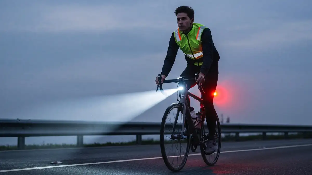 Rower z włączonym oświetleniem LED przednim i tylnym wieczorem na drodze