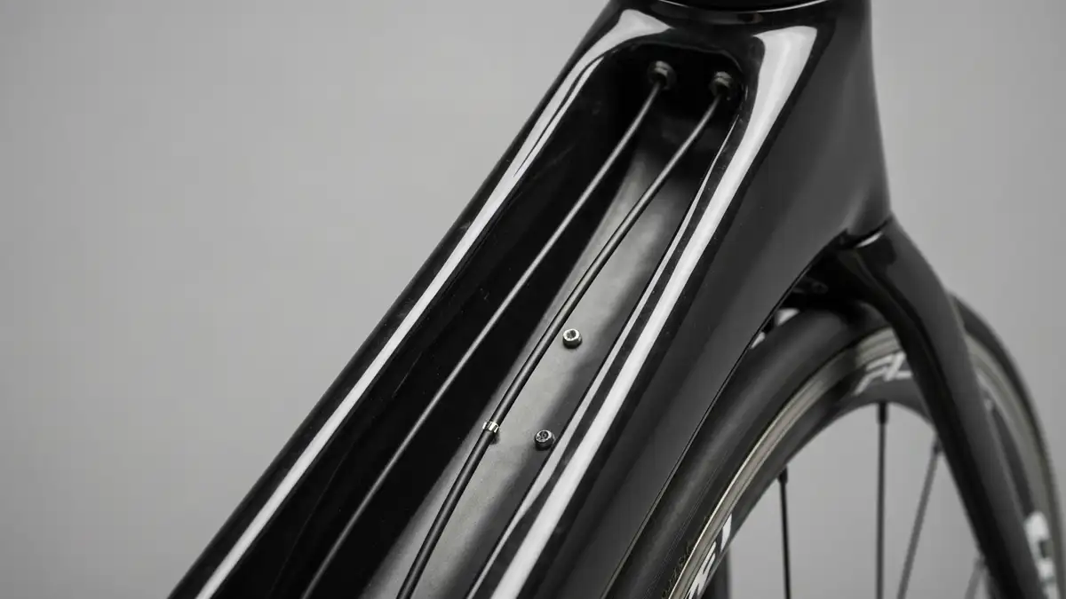 Rower z widocznymi kanałami wewnątrz czarnej ramy karbonowej - internal cable routing schowany wewnątrz