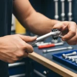 Gościnny mechanik rowerowy regulujący luz steru - widać klucz, top cap i górę kierownicy